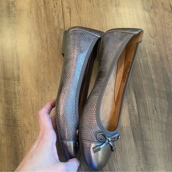 Vionic • Minna Ballet Flats • Size 7 • Metallic Bronze Snake Print with Bow - Picture 4 of 8